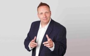 Presentator en Zanger Eric